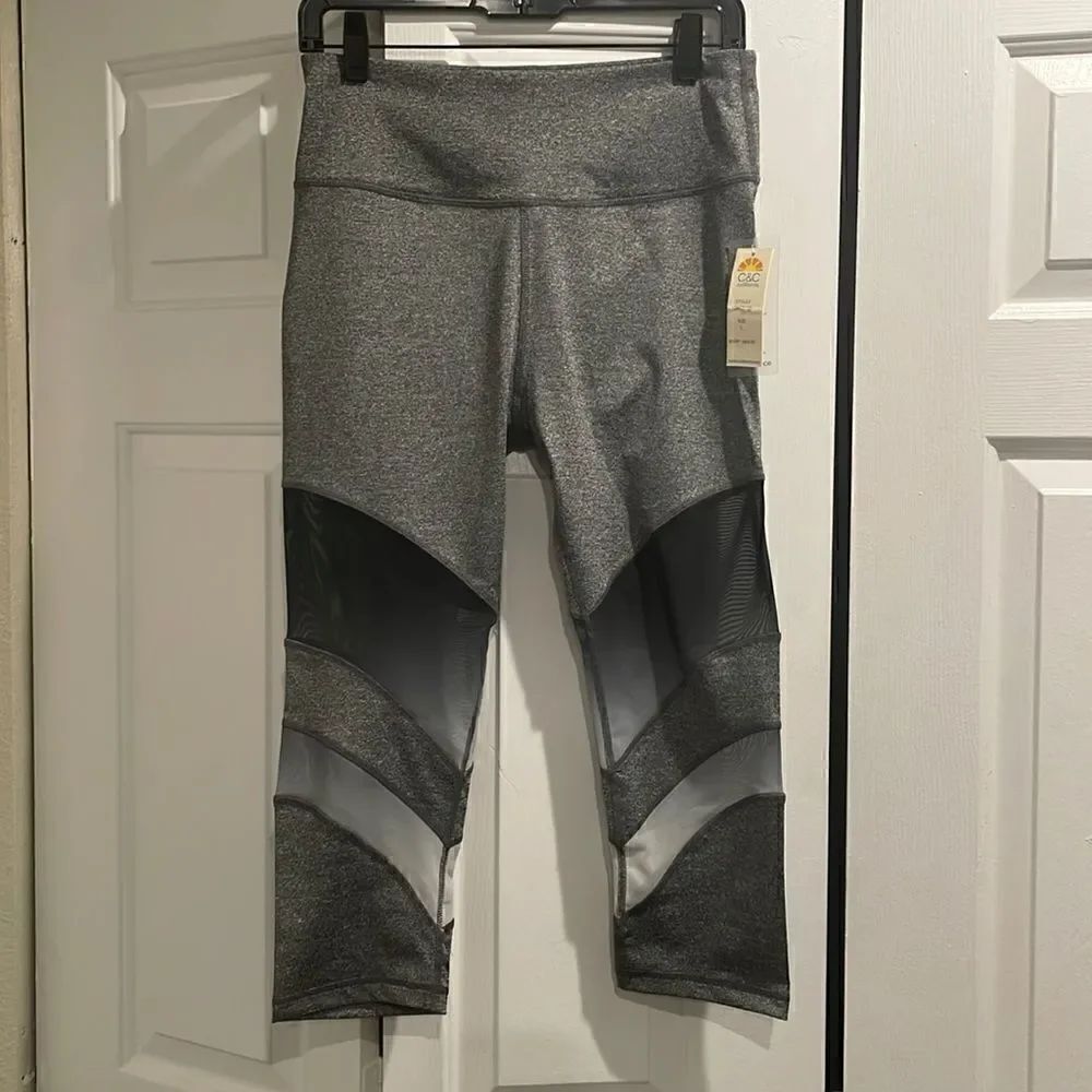 NWT C&C California Gray Capri Pants, Size Large